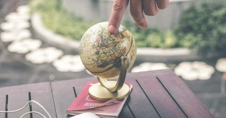 VIE / VIA : un début de carrière à l'international